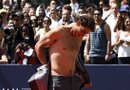 El tenista español Rafa Nadal tuvo hoy una atípica jornada de entrenamiento en el céntrico Bryant Park de Nueva York, donde jugó hasta quedar con el torso desnudo al "strip-tenis" con varios modelos de Tommy Hilfiger, marca de la que es imagen.