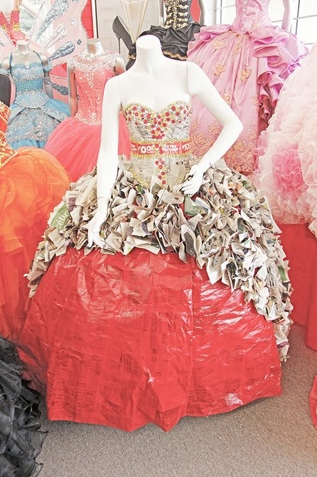 Una de las novedades que se ofrece en la boutique son los vestidos de reciclaje, como este de periódico, que por ciento tiene parte de nuestro periódico SemanaNews. Benítez espera que algún día una chica se anime a lucirlo en su fiesta para dar un mensaje de protección al medioambiente.