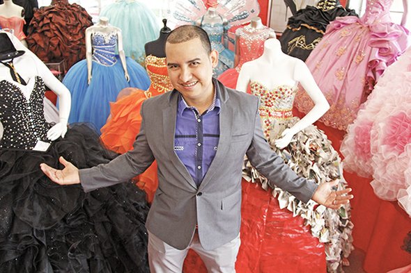 El diseñador y asesor de imagen Tomas Benítez admite que el cambio en los vestidos de quince años ha sido impresionante y que las modas siguen avanzando.