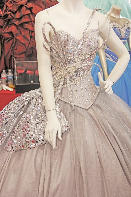 El modelo plateado es una creación que estuvo inspirada en la cantante Lady Gaga, la pedrería es uno de los mayores atributos de este vestido, que ha impresionado a muchas jóvenes que buscan algo diferente para su fiesta.