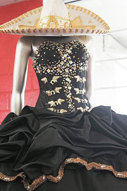La originalidad es parte del talento del diseñador que tiene este modelo con detalle del tradicional vestido de charro en el bordado y es en color negro con dorado algo que lo hace elegante y único.