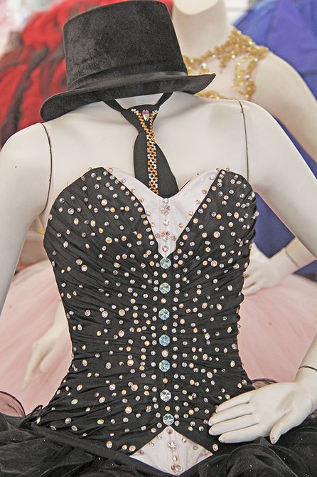Si pensaba que la quinceañera tenía que llevar un tocado de flores o una tiara en su peinado, pues ahora también pueden usar sombreros, que hacen juego a este vestido negro. Una opción muy diferente para las más atrevidas.