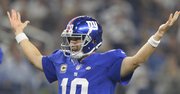 El quarterback  de New York Giants Eli Manning reacciona ante el touchdown de su compañero Rashad Jennings frente a Dallas Cowboys el 13 de septiembre de 2015.
