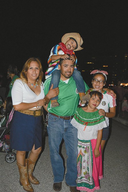 RaíCES. La familia Mendoza aprovechó para celebrar su cultura y tradición con trajes típicos.