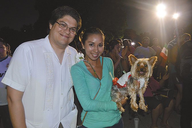 FIESTA. Hasta las mascotas celebraron ‘El Grito’. En la foto Aarón, Lupita y Camila.