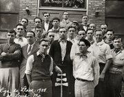 Fotografía cedida en donde aparece un grupo de inmigrantes españoles de origen asturiano en San Luis, Misuri, en 1938, con el tradicional juego de la llave. La apenas conocida historia de la inmigración española a Estados Unidos entre finales del siglo XIX y principios del XX, un proceso en el llegaron al país casi cuatro millones de personas, fue presentada en la Biblioteca del Congreso en Washington con el libro "Invisible Immigrants". 