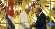 El Papa Francisco saluda al presidente de Cuba, Raúl Castro e intercambian regalos, el domingo 20 de septiembre de 2015, en el Palacio de la Revolución de La Habana, durante la primera visita oficial del Pontífice a la isla como parte de una gira que le llevará también a Estados Unidos. 