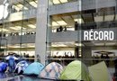 Varias personas acamparon a las puertas de una tienda Apple en Sídney (Australia) el 24 de septiembre de 2015, para ser los primeros en comprar el nuevo Iphone 6S y 6S Plus que salió a la venta el 25 de septiembre de 2015. FOTO: EFE
