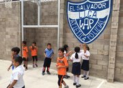 En este complejo policial de Lourdes, en Colón, departamento de La Libertad, se construyó además un pequeño patio de recreo donde acuden los niños de una escuela que está al lado. Aquí los pequeños juegan y comparten con los policías. 