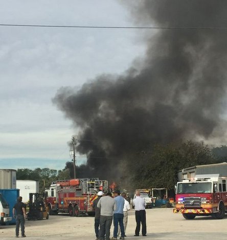 Equipos de bomberos contuvieron un incendio en un negocio al este de Austin