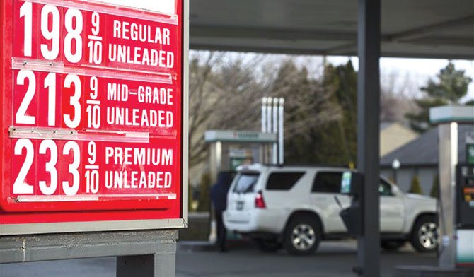 Gasolina seguiría bajando de precio