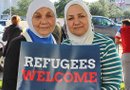 Los manifestantes rechazaron la postura del gobernador Greg Abbott, quien trata de impedir que más refugiados sirios lleguen a Texas. Janan Beck (Dercha.) y su madre, Afaf Satea, originarias de Siria.