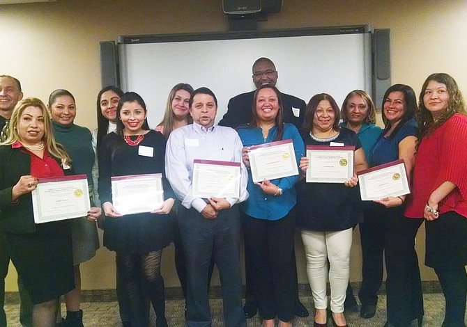 Empresarios y empleados latinos se graduaron de un curso de inglés gratuito