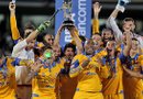Jugadores de Tigres celebran la victoria al superar a los Pumas en la serie de los penaltis (4-2). Foto: EFE