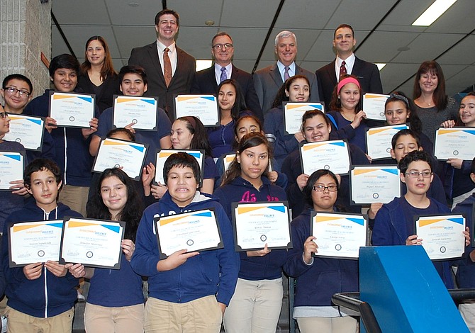 Estudiantes de East Boston completaron programa en contra de la violencia