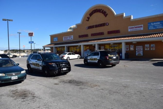 La policía de San Antonio busca a 3 sospechosos que abrieron fuego en una carnicería