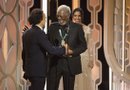El director mexicano Alejandro González Iñárritu (izda) que recibe el premio al mejor director por "The Revenant" de manos del actor Morgan Freeman (dcha) en la gala de la 73 edición de los Globos de Oro celebrada en Beverly Hills.