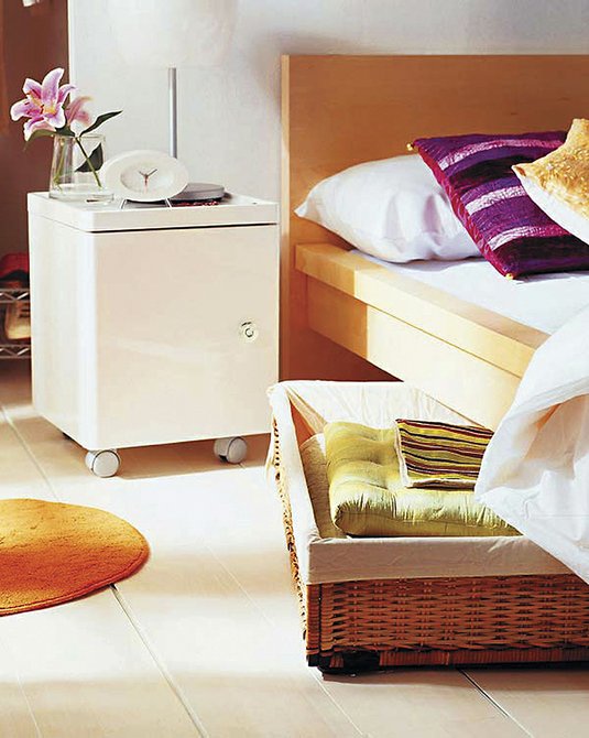 Lo puede realizar a medida y hacerlo más largo, de pared a pared, e integrar también las mesillas de noche. La madera es un buen aislante térmico y disimula las imperfecciones de la pared. Además es fácil de integrar con otros accesorios para una decoración moderna.