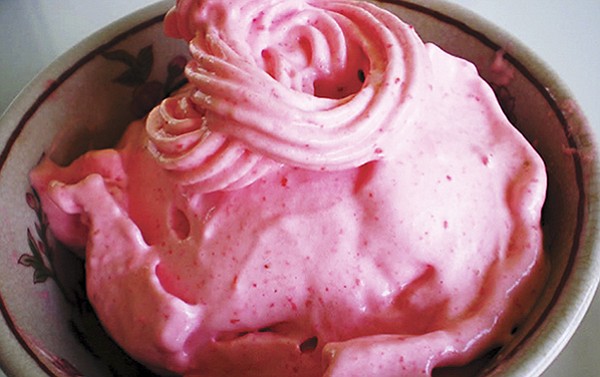 Postre de espuma de fresas.