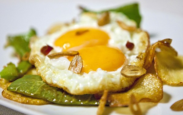 Huevos escalfados con pimiento, tomates y papas.