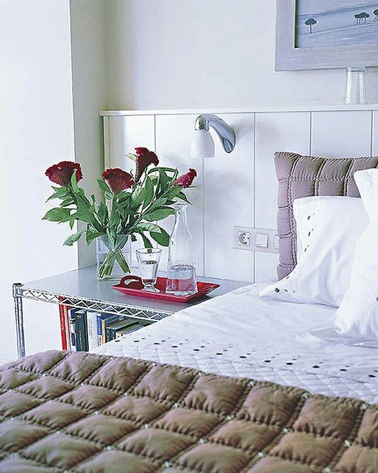Lo puede realizar a medida y hacerlo más largo, de pared a pared, e integrar también las mesillas de noche. La madera es un buen aislante térmico y disimula las imperfecciones de la pared. Además es fácil de integrar con otros accesorios para una decoración moderna.