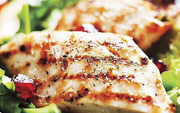 Rico pollo al horno con limón y romero.