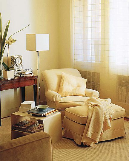 Sitúelo cerca de la ventana para aprovechar la luz natural, pero busque una lámpara de pie que proporcione luz adecuada, para cuando el sol se ponga. Por último, relájase mientras lee en una butaca cómoda, aún mejor si tiene reposapiés; así tendrá otro lugar especial dentro de su reino personal que es su habitación.