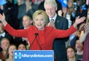 La candidata presidencial de partido Democráta Hillary Clinton (i) habla junto a su esposo, el expresidente de EE.UU Bill Clinton (c), y su hija Chelsea Clinton (d) durante la noche del caucus del partido Demócrata./ Foto: EFE