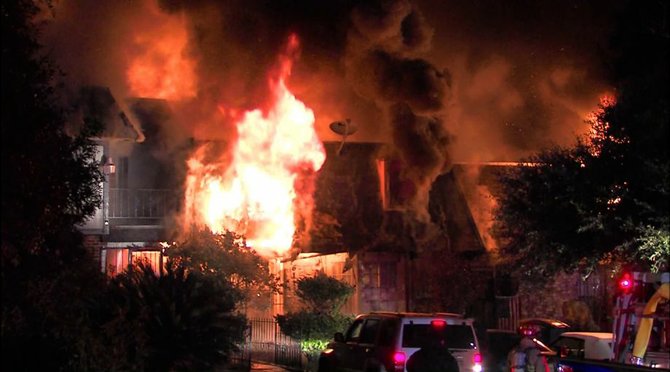 Incendio destruye ocho unidades en un complejo de apartamentos al noroeste de la ciudad