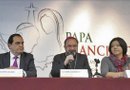 El coordinador de la visita papal, Eugenio Lira (d), y el coordinador de voluntarios, vallas y eventos Roberto Delgado (i), y la encargada de prensa, difusion e informacion, la maestra Georgina Cid (d) hablaron durante la última conferencia previa a la llegada del Sumo Pontífice./ Foto: EFE