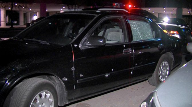 Dos hombres resultaron heridos de bala, en un tiroteo durante la noche en una carretera de San Antonio