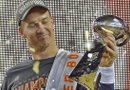 El mariscal de campo de los Broncos de Denver, Peyton Manning, sostiene el trofeo Vince Lombardi tras ganar con su equipo./Foto:EFE