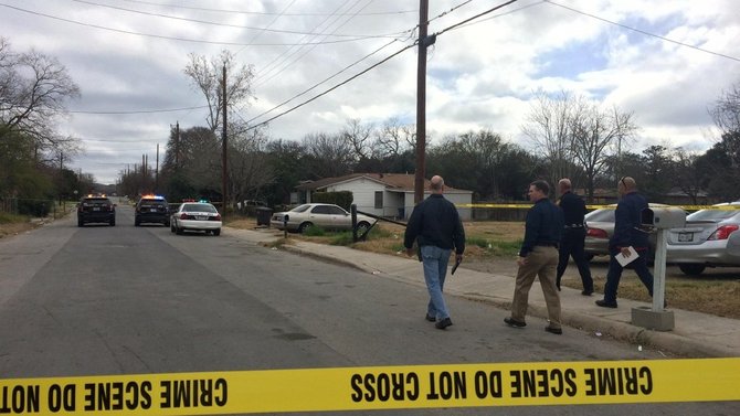 Un hombre murió después de que fue encontrado herido de bala en un barrio al este de la ciudad
