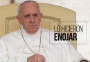 Ayudado por sus escoltas y personal del Estado Mayor Presidencial, Francisco logró recuperar la vertical y, claramente molesto, le dijo al joven que tiró de su vestimenta: "¡No seas egoísta!"./Foto:EFE