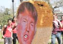 Una piñata con la imagen del precandidato republicano fue "apaleada" por jóvenes que se oponen a sus propuestas políticas.
