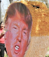 Una piñata con la imagen del precandidato republicano fue "apaleada" por jóvenes que se oponen a sus propuestas políticas.