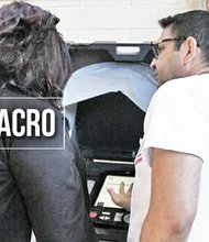 Con una clase que incluyó hasta la máquina de votación los estudiantes de la preparatoria Davis, aprendieron sobre el proceso de registrarse y elegir a sus gobernantes./Foto:Marina Gil