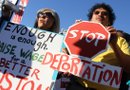 Acalorado debate republicano por el tema de inmigración mientras activistas protestan enfrente del edificio donde se lleva a cabo el evento en la Universidad de Houston.