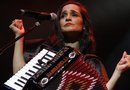 La cantante entregó su repertorio frente a un recinto completamente vendido.