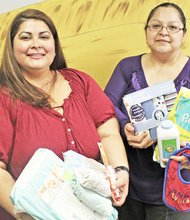 Elizabeth Martínez y su ángel, Carolina Lozano, quién la ayuda a conseguir los artículos y darle la mano a las madres necesitadas.