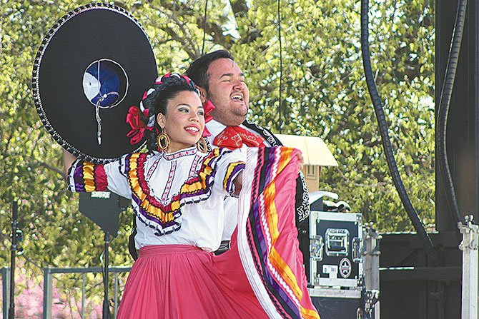 RAICES. Tradición y cultura mexicana se desbordaron en el escenario conel Ballet Folklórico de Roy Lozano.  
