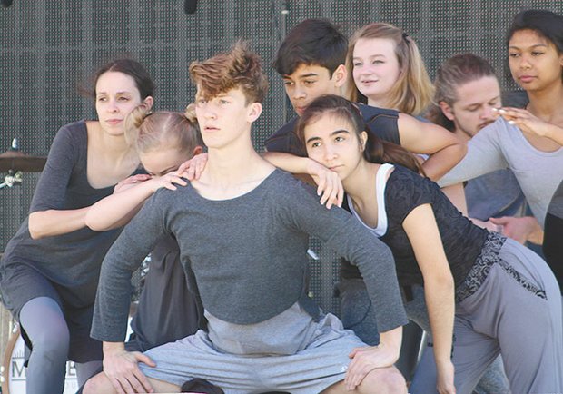 A través de técnicas de interpretación corporales y actuación, la organización sin fines de lucro 
Diverse Space Dance Theatre impactó sobre el escenario.