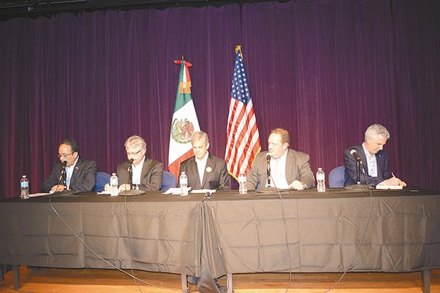 IMPULSO. El cónsul de México, Carlos González Gutiérrez (Izq.) y el alcalde de Austin, Steve Adler (centro), dieron a conocer junto a otros funcionarios una iniciativa que permitirá que las ‘Startups’ mexicanas se desarrollen en Estados Unidos y viceversa.