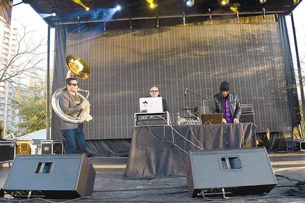 RUMBA. Con su fusión de ritmos tradicionales del norte de México y la música electrónica, Nortec Collective, prendió la pista de baile dejando por lo alto a su querido Tijuana. 