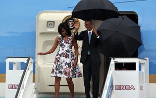 Obama llega a Cuba junto ...