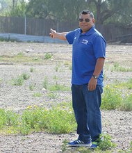 Santiago Baltazar muestra el terreno que posee el equipo y con el que busca concretar un sueño. Foto: Horacio Rentería/El Latino San Diego.