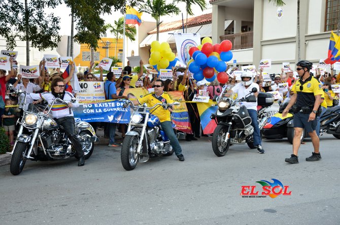 Colombianos Marchan en Protesta Frente al Consulado en Miami