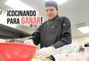 Mauricio Azua se prepara junto con sus compañeros de la Escuela Alternativa Harper para participar en el concurso Cocinando el Cambio del HISD, una competencia en la que presentarán su menú de ensalada de repollo, burrito de pollo con espinaca y pizza dulce de manzana y melocotón.