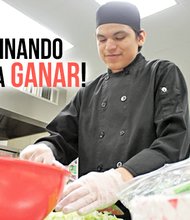Mauricio Azua se prepara junto con sus compañeros de la Escuela Alternativa Harper para participar en el concurso Cocinando el Cambio del HISD, una competencia en la que presentarán su menú de ensalada de repollo, burrito de pollo con espinaca y pizza dulce de manzana y melocotón.