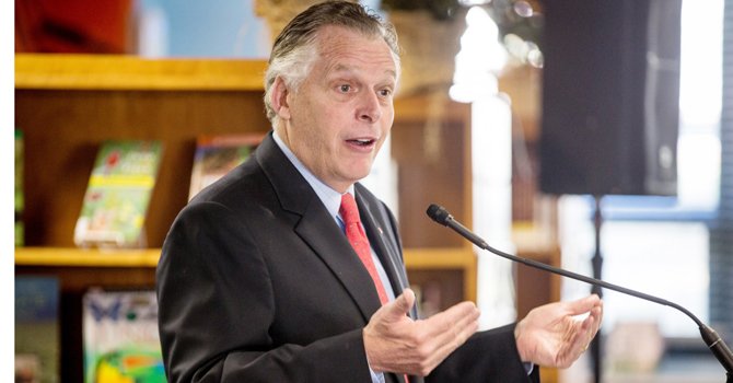 McAuliffe veta dos legislaciones con impacto negativo en inmigrantes